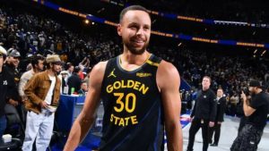 Curry steals show on Thompson's return to Warriors