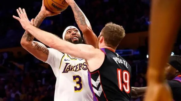 Davis and LeBron James help Lakers beat Raptors